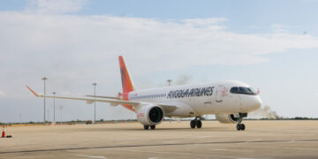 Chegada da aeronave Airbus A220-300 D2-TAJ ao AIAAN reforça o comprometimento da empresa com o mercado da aviação - Foto: Divulgação