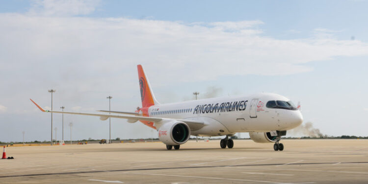 Chegada da aeronave Airbus A220-300 D2-TAJ ao AIAAN reforça o comprometimento da empresa com o mercado da aviação - Foto: Divulgação