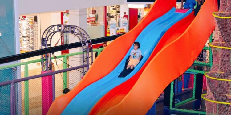 Shopping da Ilha faz a festa da criançada com a Arena Multi 360. Escorregadores, tobogãs em espiral, redes de escalada, trampolins, piscinas de espuma e obstáculos - Foto: Divulgação