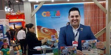 Estande do Ceará na FITUR 2026. No detalhe, o Gerente Comercial do Hotel Sonata de Iracema, Wesley Assis - Foto: Divulgação