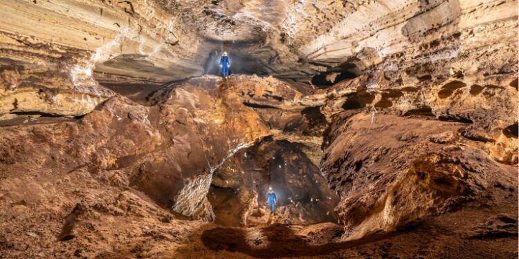 Brasil registrou recorde de visitação em áreas protegidas, e as cavernas acompanham essa tendência com novos atrativos. No detalhe, a Caverna do Urubu, no Rio Grande do Norte - Foto: ICMBio-Cecav