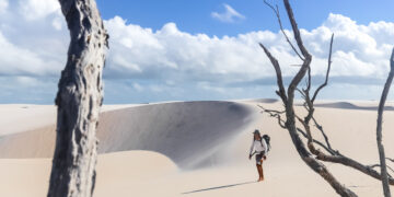 A travessia a pé pelos Lençóis Maranhenses oferece uma imersão completa na vastidão do parque nacional - Foto: Divulgação