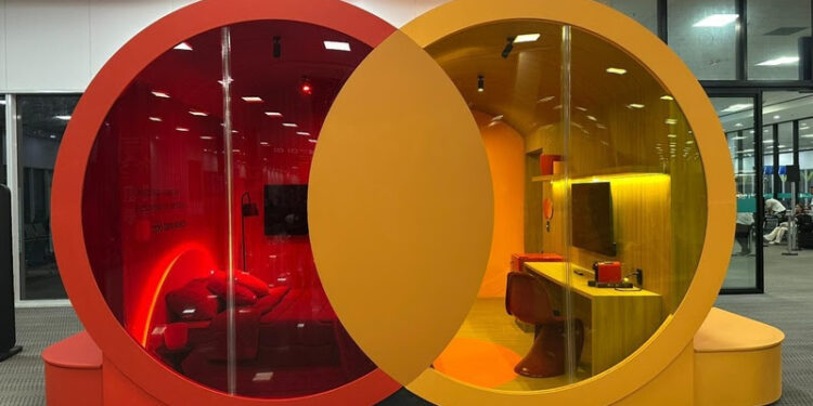 Um 'quarto' privativo tecnológico no formato do logo, com cama, mesa e frigobar, gratuito pra clientes - Foto: Divulgação