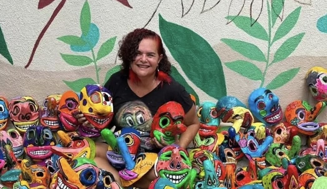 O trabalho em exposição proporciona um conhecimento profundo acerca de um dos mais importantes personagens da história do carnaval maranhense. No detalhe, a artista Kátia Castro - Foto: Divulgação