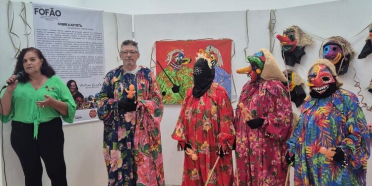 Kátia Castro durante abertura da exposição ao lado do diretor da Galeria Trapiche Uimar Júnior e integrantes do Blocão do Fofão - Foto: Divulgação