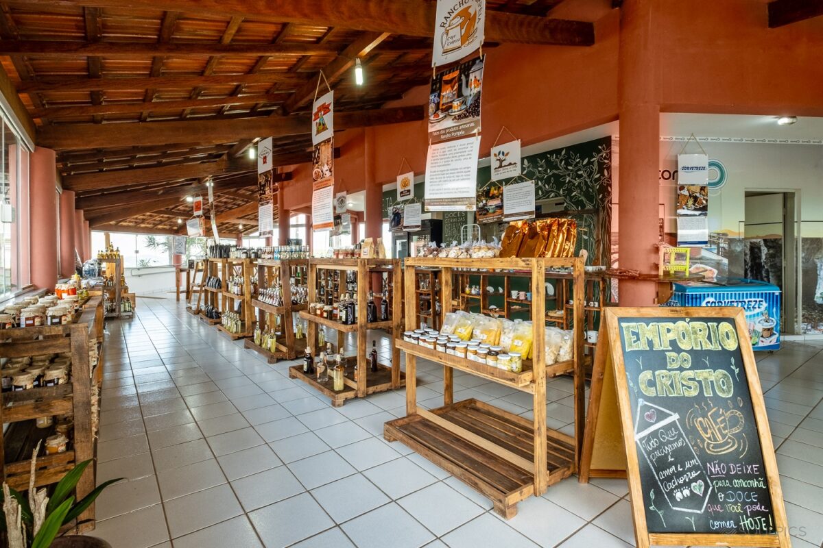 Uma visita ao Empório do Cristo para conhecer o artesanato, saborear as delícias típicas da região, levando para casa uma recordação desse maravilhoso destino - Foto: Divulgação