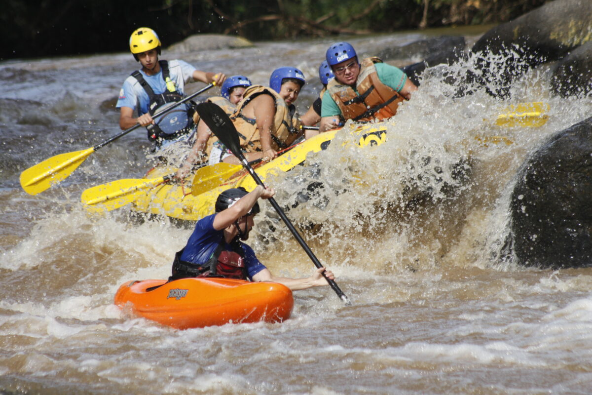 Rafting, uma experiência vibrante de aventura e conexão com a natureza em meio as paisagens deslumbrantes - Foto: Divulgação
