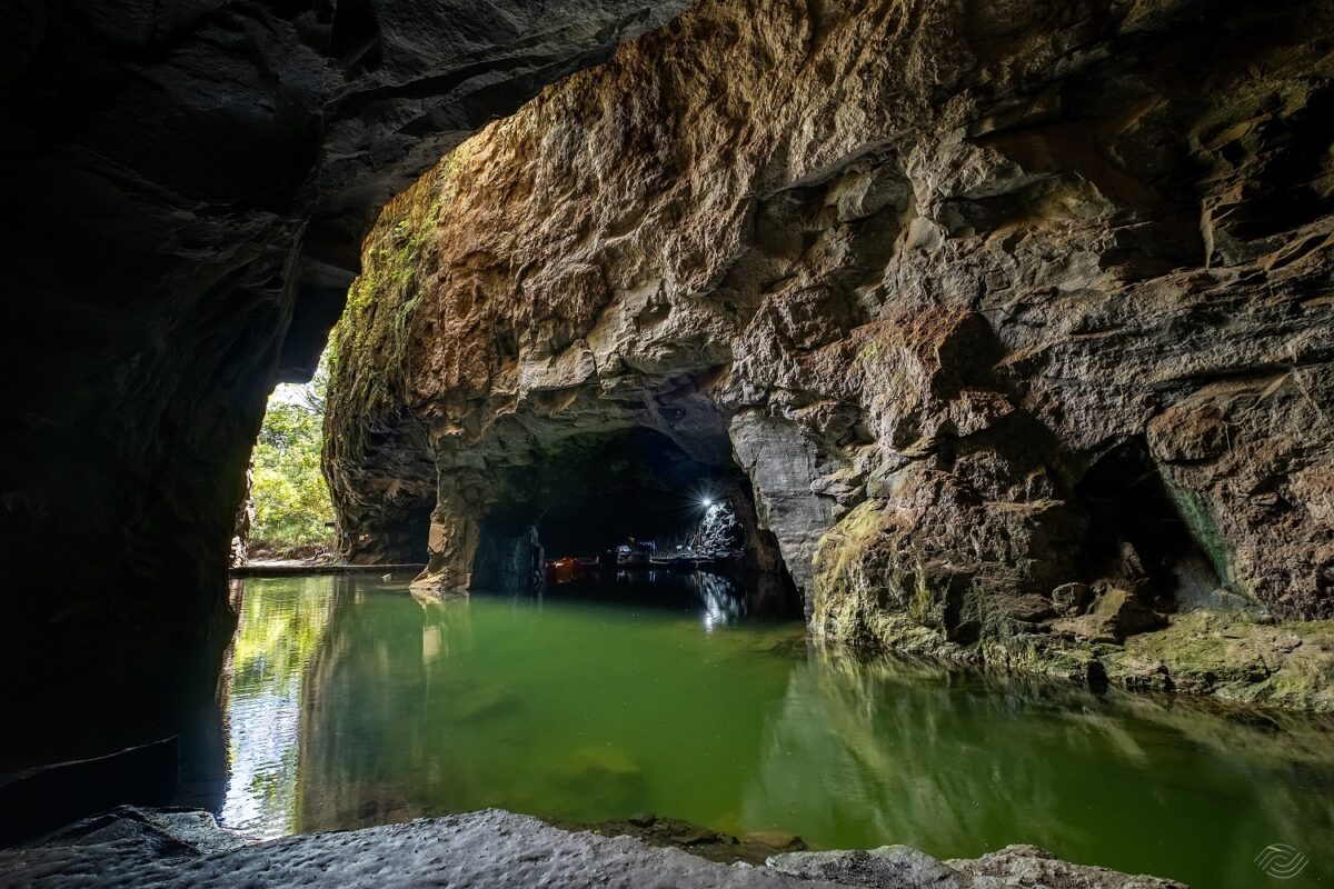 Cercada por natureza e aos pés da Serra da Mantiqueira, Socorro é chamada de Cidade de Aventuras devido às diversas opções de atividades. No detalhe, a Gruta do Anjo - Foto: Divulgação