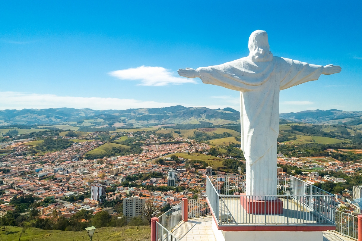 O Mirante do Cristo oferece uma vista panorâmica deslumbrante da cidade e dos arredores das montanhas - Foto: Divulgação
