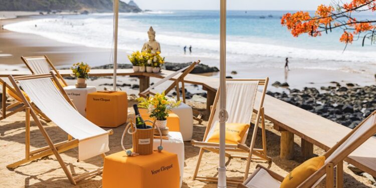 Depois de marcar presença no verão em Ibiza, Mykonos, Capri e Saint-Tropez, a experiência solar chega ao Bar do Meio em Noronha - Foto: Pridia