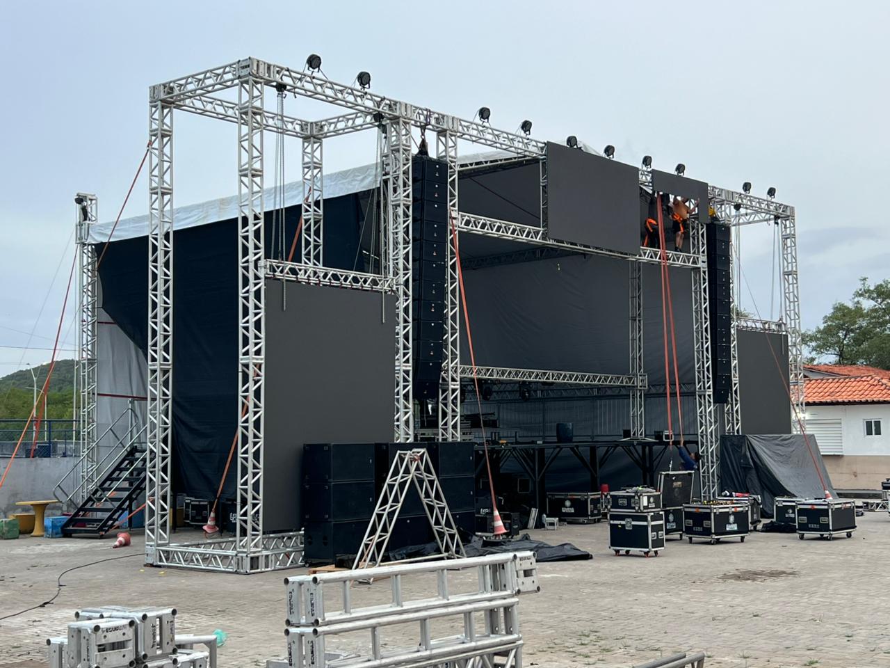 Estrutura de palco, som e iluminação sendo montada, na Praça Juca Martins, em Bequimão - Foto: Divulgação