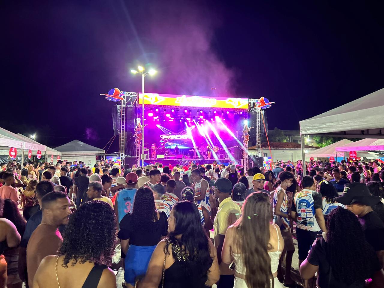 No palco principal da Praça Juca Martins, bandas nacionais e regionais fazem a festa da população da cidade de Bequimão no Litoral Ocidental Maranhense - Foto: Divulgação