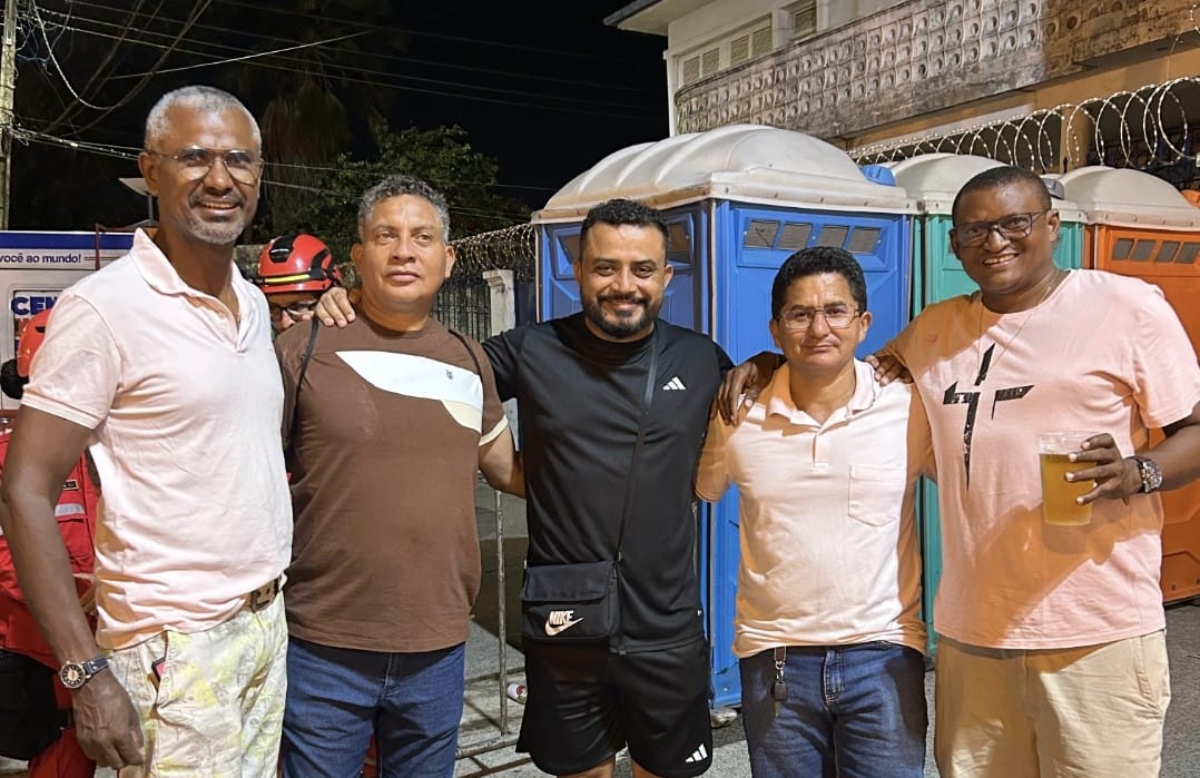 Fotojornalistas Marcos Salles, Orcenil Jr.(Dedé), Jr.Foicinha e Gilson Ferreira e Edu Correa (cinegrafista) prestigiando o cordão dos comunicadores - Foto: Paulo Caruá