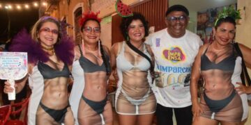 Joel Jacinto ladeado pelas esfuziantes meninas do “Grupo Streptease” - Foto: Paulo Caruá