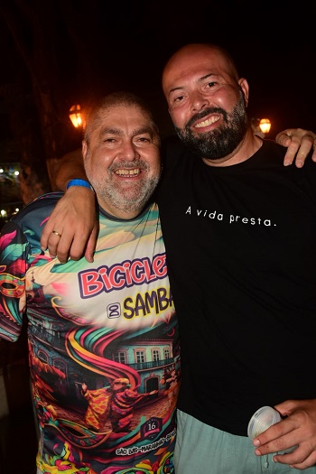 Gutemberg Bogéa, comandante da Bicicleta do Samba, prestigiando o Bloco da Imprensa, com o filho Gustavo - Foto: Paulo Caruá