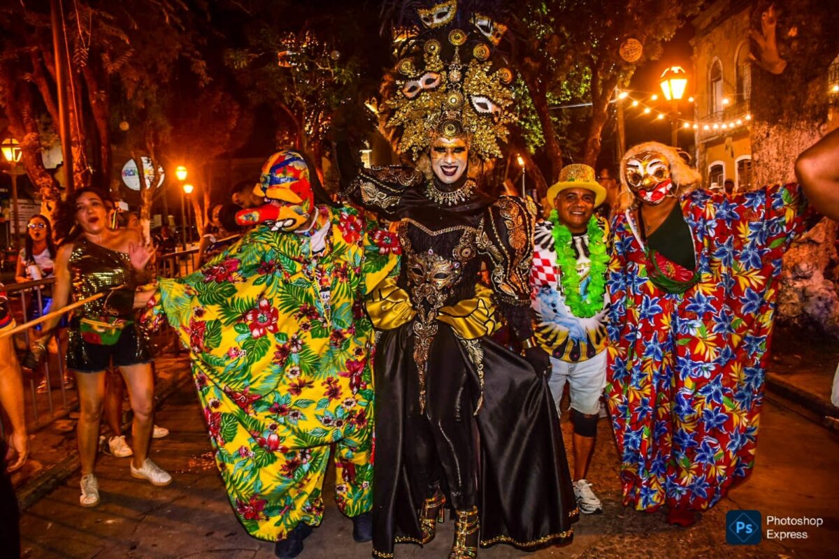 Adriane Bombom, Drag Queen performatica, com seus fãs, dentre fofões e sambistas - Foto: Paulo Caruá