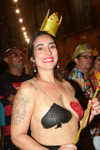 A mágica foliona com sua fantasia sugestiva de cartas e símbolos de copas - Foto: Paulo Caruá