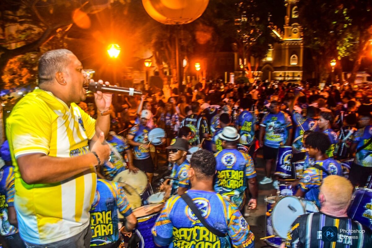 Cantor Ivan Coracinha, puxando a Favela do Samba, fechando com ouro a última noite de concentração do Bloco da Imprensa - Foto: Paulo Caruá