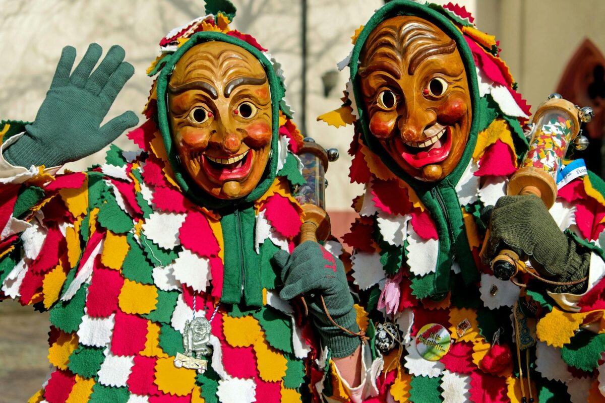 Na Alemanha, o Fasnacht reúne mascarados, desfiles de rua e shows - Foto: Arquivo Pexels