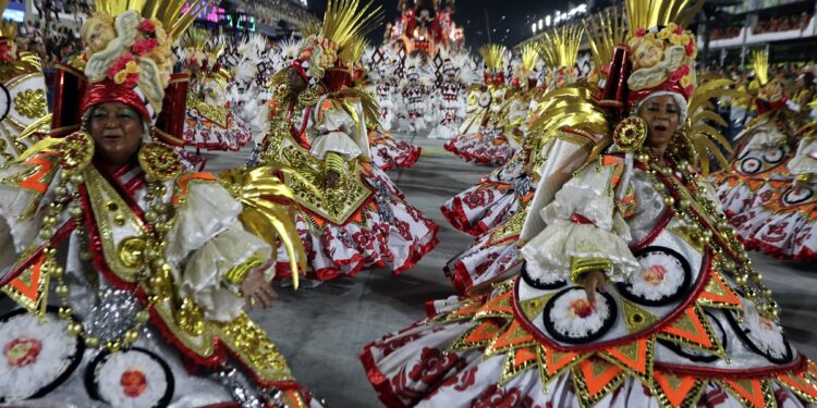 Desfiles do Rio de Janeiro, um espetáculo de fantasias, cores e samba - Foto: Arquivo Pexels