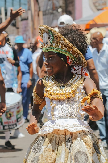 Criança ressalta  tradições históricas e culturais no carnaval de Salvador - Foto: Arquivo Pexels