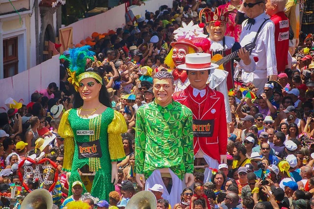 Os bonecos gigantes de Olinda, em Pernambuco homenageiam personalidades históricas e personagens que se destacam ao longo do ano - Foto: Arquivo Pexels
