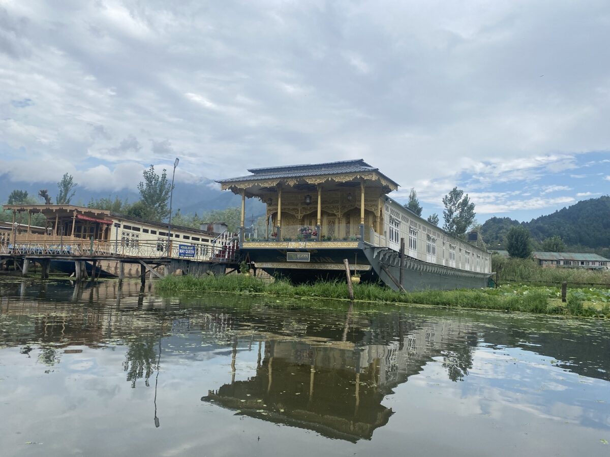 Em formato de diário de viagem, a autora relata sua experiência na capital mundial do yoga e constrói um relato sensível e emocionante sobre o reencontro com o próprio corpo - Foto: Divulgação