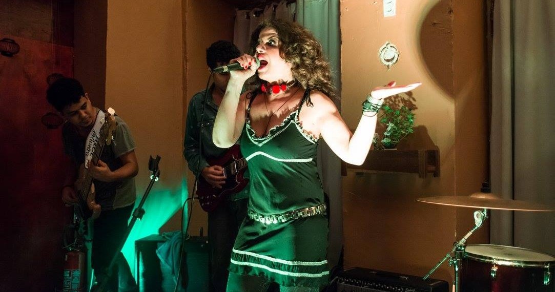 Mavi Simão faz show em novo espaço no centro