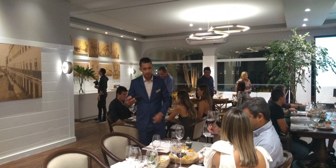 Blue Tree inaugura o Oito Restaurante