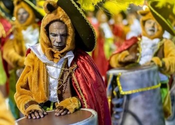 Carnaval de passarela à beira do abismo