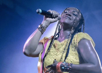 Rosa Reis faz show hoje em Paulino Neves