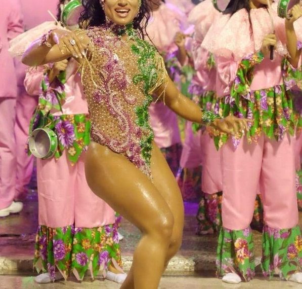 Folia nas ruas da capital e desfile de passarela na abertura do Carnaval Oficial no Anel Viário