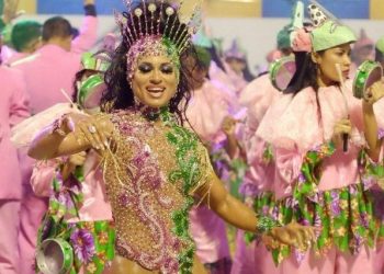 Folia nas ruas da capital e desfile de passarela na abertura do Carnaval Oficial no Anel Viário