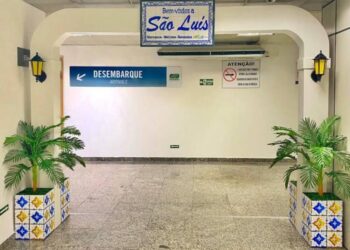 Pórtico de boas-vindas no aeroporto destaca a arquitetura de São Luís