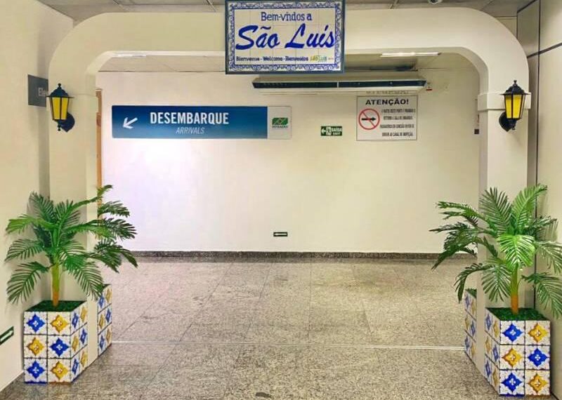 Pórtico de boas-vindas no aeroporto destaca a arquitetura de São Luís