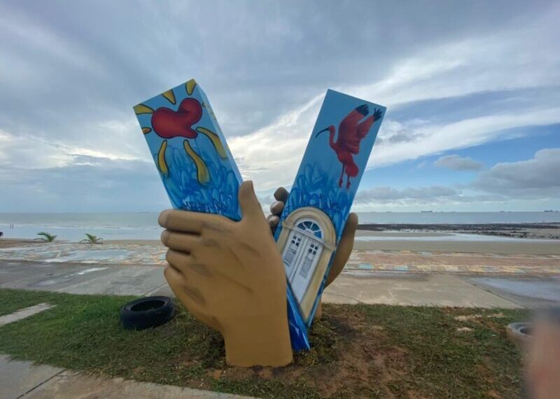 Peças enaltecendo o bumba meu boi emolduram a Ilha
