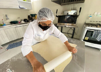 Os candidatos que pretendem concorrer à vaga devem possuir Ensino Médio; 06 meses de experiência em cozinha e/ou em docência; formação profissional em Gastronomia, Cozinheiro ou similar, conhecimentos básicos de Língua Portuguesa e Informática, e legislação específica a sua atividade – Foto: ASCOM / Divulgação