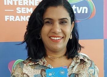Walkiria Pinto, Gerente Comercial da TVN, com o mais novo serviço da operadora, o TIP, chip de telefonia celular com planos a partir de R$ 49,90 – Foto: Divulgação