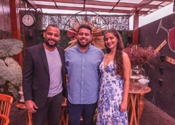 O proprietário da Villa do Vinho Bistrô Werther Bandeira entre o músico Renato Serra e a cantora Adriana Bosaipo – Foto: Divulgação