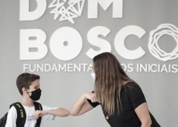 Alegria no reencontro entre alunos e professores na volta às aulas do Colégio Dom Bosco – Foto: Divulgação