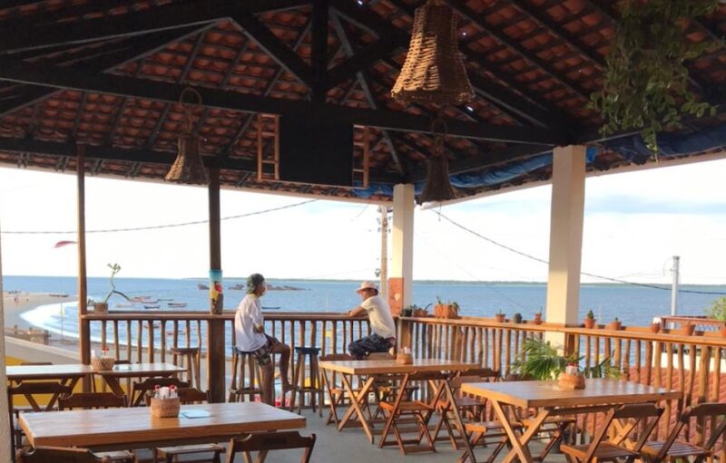 A maravilhosa vista do restaurante Flor do Mangue na Praia da Andrezza, em Tutóia - Foto: Divulgação