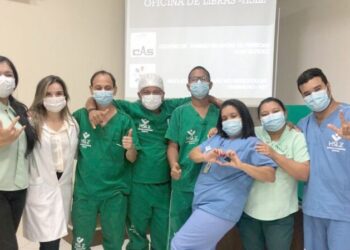 A Coord. no NEP Rebeca Cutrim entre alguns colaboradores com surdez, que atuam no Hospital São Luiz / HSLZ, no lançamento da Oficina de Libras que acontece no hospital – Foto: Divulgação