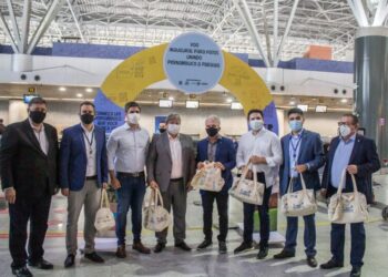 O Governador da Paraíba João Azevedo e o Prefeito de Patos/PB no centro com secretários e representantes da Azul Linhas A|éreas - Foto: Divulgação