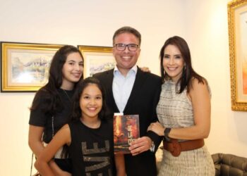 O novo membro da AML (Academia Maranhense de Letras) Daniel Blume celebra com a sua esposa Priscila e filhas Beatriz e Valentina a sua conquista – Foto: Danielle Vieira
