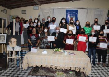 Participantes da assembleia recebem diploma de membros fundadores - Foto: Yndara Vasques