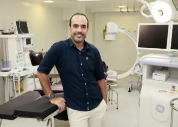 Um dos sócios do Dom Hospital Dia, Adalberto Teobaldo, em uma das modernas salas cirúrgicas disponíveis na sede da Lagoa – Foto: Meirelles Jr.
