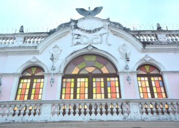 Na fachada do extinto Cine Éden, com loja comercial em seu interior, na Rua Grande, flagrante da resistência cultural de São Luís em fazer jus ao Título de Patrimônio da Humanidade – Foto: Gutemberg Bogéa