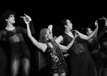 Dançarinos em cena no espetáculo, “Chicago- o musical” – Foto: Louise Mendes