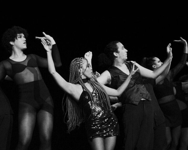 Dançarinos em cena no espetáculo, “Chicago- o musical” – Foto: Louise Mendes