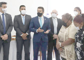 Kaio Saraiva com familiares dos advogados homenageados e Thiago Diaz – Foto: Divulgação
